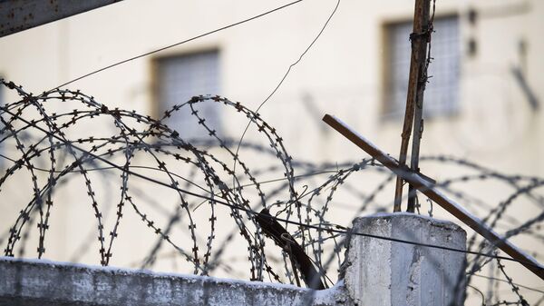 Колючая проволока в исправительном учреждении