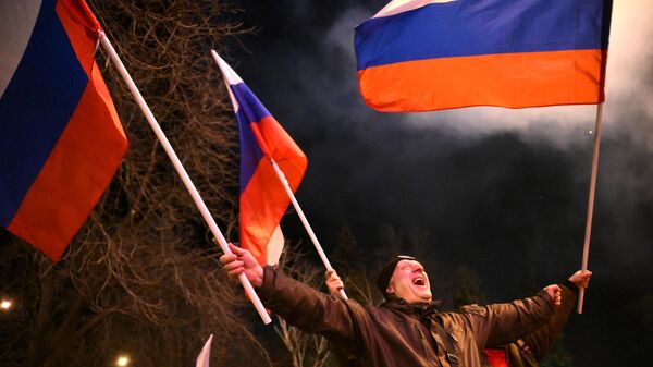 Жители Донецка празднуют признание Россией ДНР