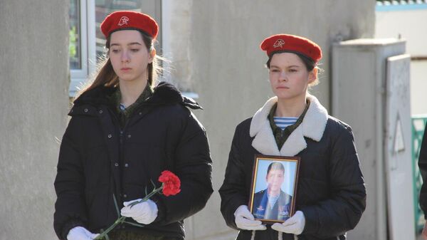 В Феодосии открыли памятную доску на фасаде школы №17