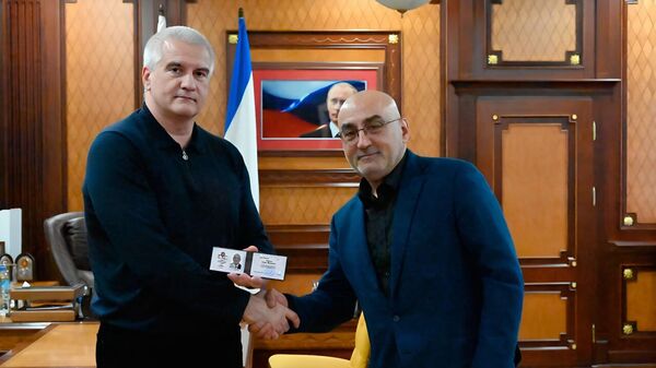 Ренат Карчаа (справа) назначен на должность советника Главы Республики Крым