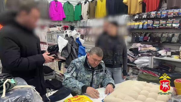 В Симферополе полицейские провели проверку оптово-розничного рынка