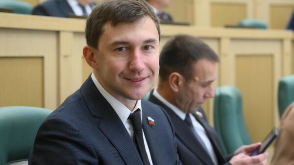 Сенатор РФ, гроссмейстер Сергей Карякин и сенатор Юрий Нимченко на заседании Совета Федерации РФ.