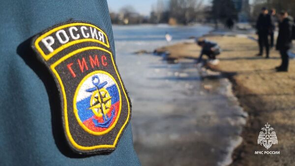 Сотрудники ГУ МЧС России по Крыму инспектируют замерзшие водоемы в Симферополе
