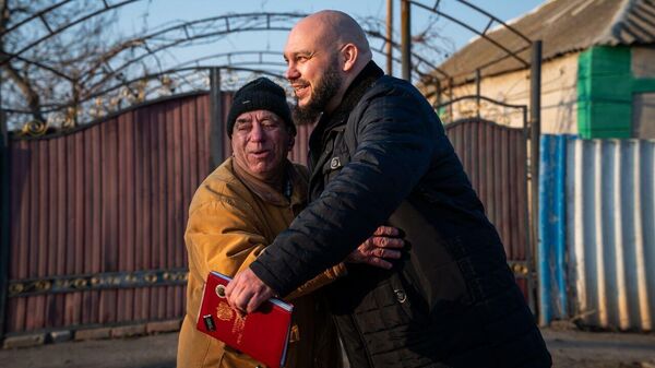 В отдаленные села 15-километровой зоны вместе с волонтерами омбудсмен доставляет гуманитарную помощь