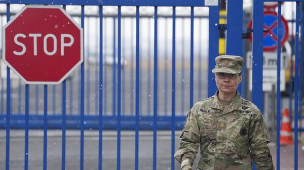 Офицер армии США идет после выгрузки транспортных средств из транспортного самолета по прибытии из Форт-Брэгга в аэропорт Жешув-Ясенка на юго-востоке Польши