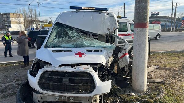 В Керчи машина скорой помощи врезалась в столб