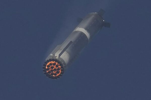 Ракета-носитель SpaceX Starship во время испытательного полета в Бока-Чика, штат Техас, США