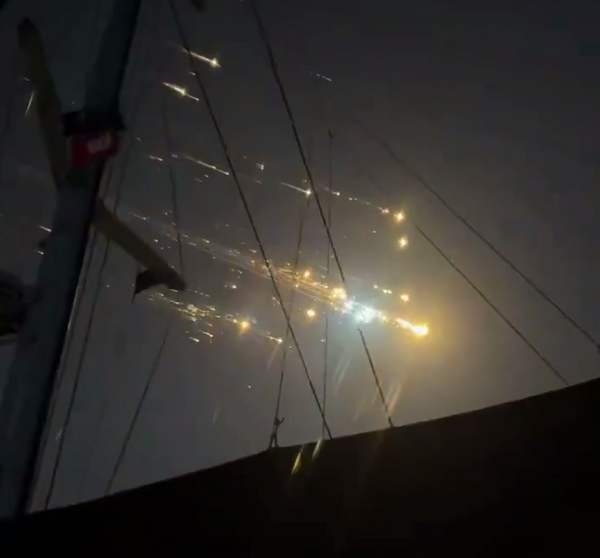 Горящие обломки Starship после неудачного запуска 