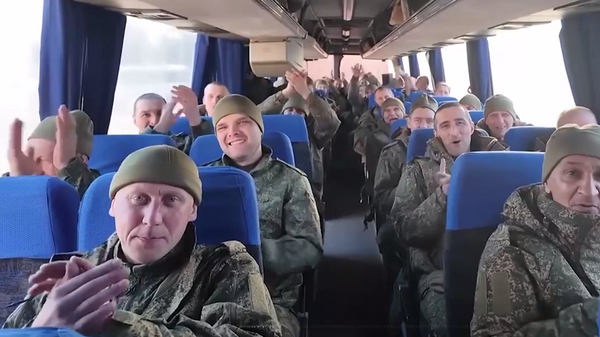 Видео возвращения российских солдат из украинского плена