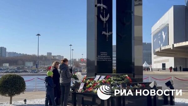 Мемориал в память о жертвах теракта в подмосковном Крокус Сити Холле открыли рядом с концертным залом