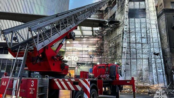 В Ростове-на-Дону тушат крупный пожар в торговом центре