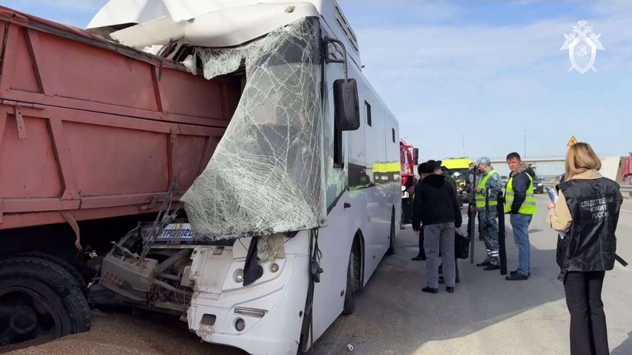 Водитель автобуса в аэропорт. Водитель автобуса в аэропорт. Водитель автобуса робот. Руки маршрутки автобуса. 101 магадан аэропорт.