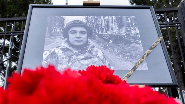 Стихийный мемориал в память о погибшем журналисте Александре Федорчаке Стихийный мемориал в память о погибшем журналисте Александре Федорчаке