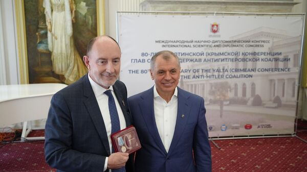 Внук генерала Шарля де Голля Пьер Де Голль и председатель Госсовета Крыма Владимир Константинов 