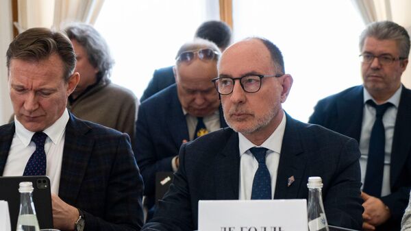 Признание Крыма и Донбасса являются частью договоренностей между РФ и США, заявил Пьер де Голль