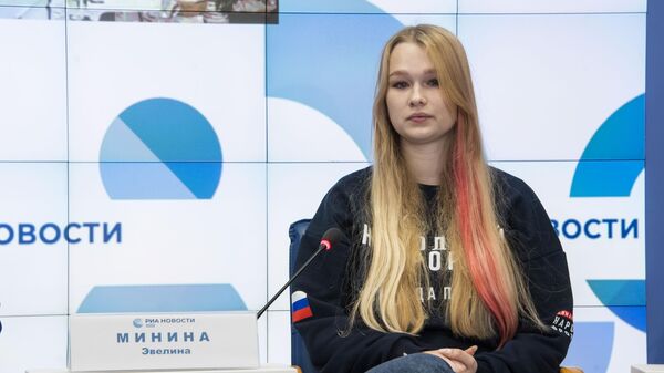 Участница гуманитарной миссии Молодежки Народного фронта в Курскую область, студентка института филологии КФУ им. В.И. Вернадского Эвелина Минина Участница гуманитарной миссии Молодежки Народного фронта в Курскую область, студентка института филологии КФУ им. В.И. Вернадского Эвелина Минина