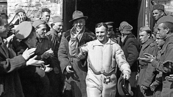 Первый в мире космонавт Земли Юрий Гагарин после приземления спускаемого аппарата космического корабля Восток-1 Первый в мире космонавт Земли Юрий Гагарин после приземления спускаемого аппарата космического корабля Восток-1