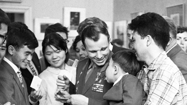 Летчик-космонавт СССР Юрий Гагарин во время посещения Университета Дружбы Народов имени Патриса Лумумбы в Москве Летчик-космонавт СССР Юрий Гагарин во время посещения Университета Дружбы Народов имени Патриса Лумумбы в Москве