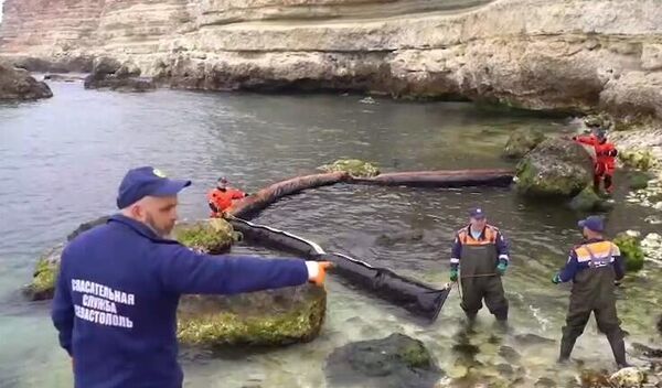 В море опускают специальное заграждение В море опускают специальное заграждение