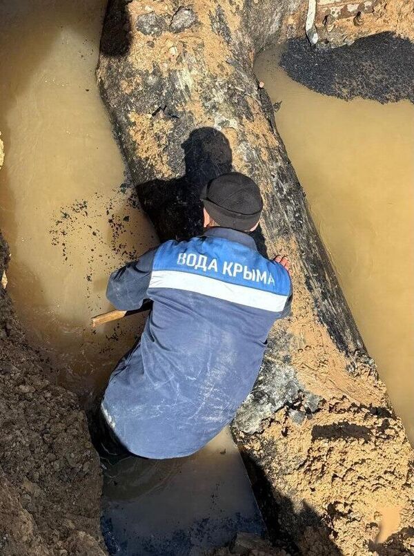 Авария на водоводе в Евпатории: тяжелая техника разбивает скалу Авария на водоводе в Евпатории: тяжелая техника разбивает скалу