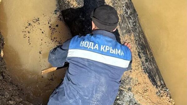 Авария на водоводе в Евпатории: тяжелая техника разбивает скалу