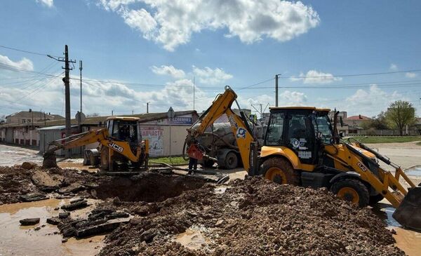 Авария на водоводе в Евпатории: тяжелая техника разбивает скалу Авария на водоводе в Евпатории: тяжелая техника разбивает скалу