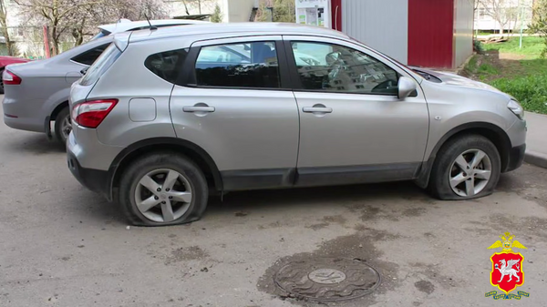 В Керчи двое парней порезали шины 12 автомобилям В Керчи двое парней порезали шины 12 автомобилям