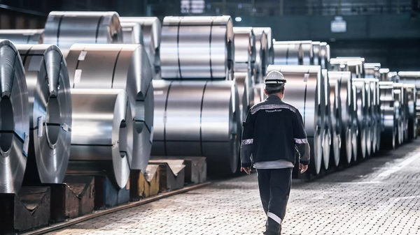 Готовая продукция на сталелитейном заводе Thyssenkrupp в Дуйсбурге. Архивное фото
