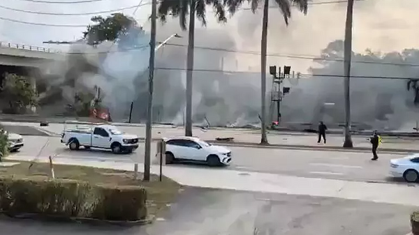Пожар на месте падения легкомоторного самолета рядом с аэропортом Бока-Ратон во Флориде, США. Кадр видео Пожар на месте падения легкомоторного самолета рядом с аэропортом Бока-Ратон во Флориде, США. Кадр видео