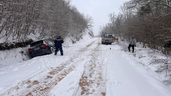 В Крыму машина вылетела в кювет на заснеженной горной дороге