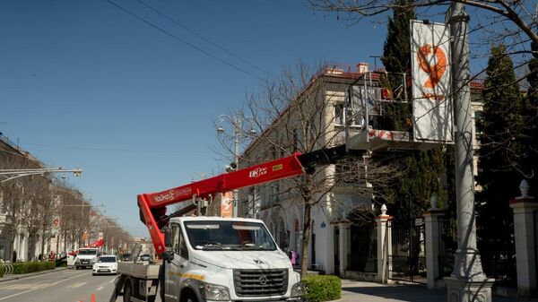 В Севастополе начался монтаж украшений к предстоящему Дню Победы