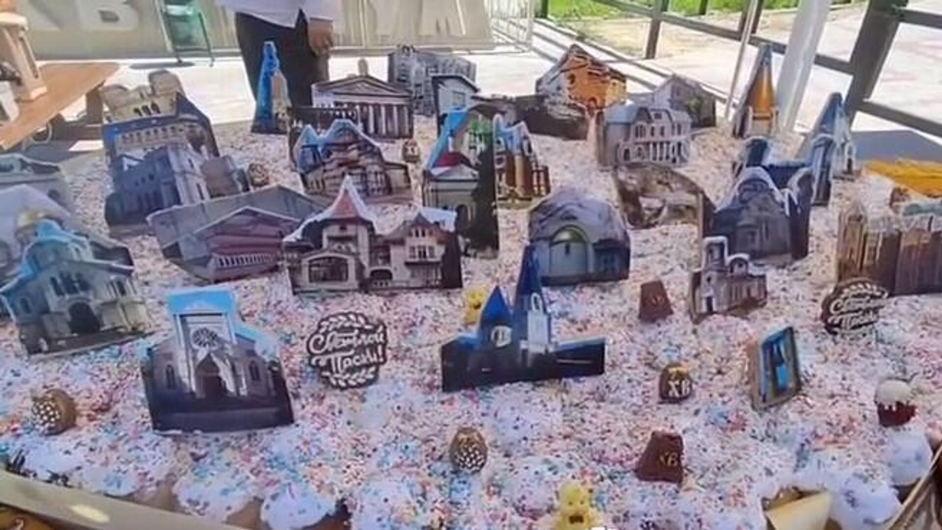 В Крыму испекли гигантский кулич, украсив его пряниками с изображениями достопримечательностей полуострова - РИА Новости, 1920, 20.04.2025