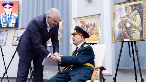В Совмине Крыма открылась персональная выставка картин ветерана Великой Отечественной войны Нинеля Ивановича Солопова