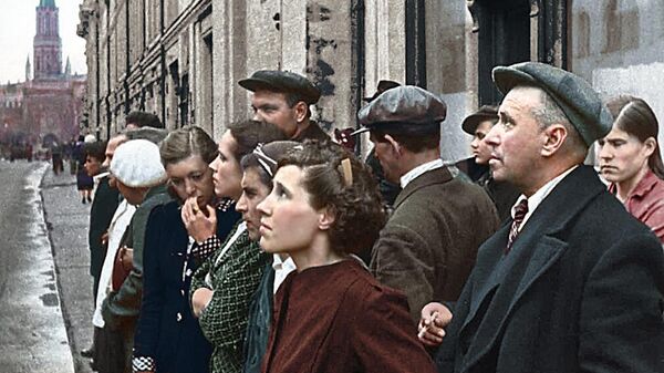 Жители столицы 22 июня 1941 года во время объявления по радио о нападении фашистской Германии на Советский Союз. Жители столицы 22 июня 1941 года во время объявления по радио о нападении фашистской Германии на Советский Союз.