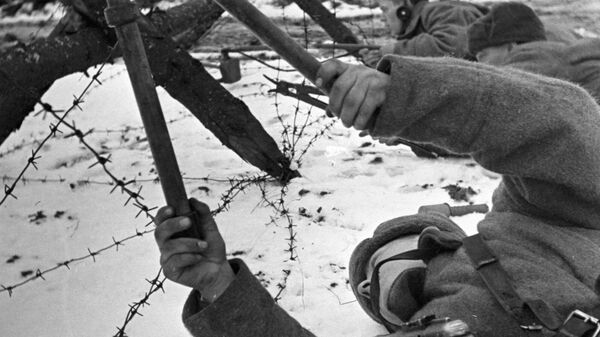 Саперы-разведчики готовят проходы в немецких заграждениях. Битва под Москвой Саперы-разведчики готовят проходы в немецких заграждениях. Битва под Москвой