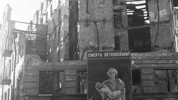 Руины дома, пострадавшего от немецких бомбардировок. Блокада Ленинграда Руины дома, пострадавшего от немецких бомбардировок. Блокада Ленинграда