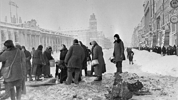 Жители блокадного города набирают воду из пробитого при обстреле водопровода Жители блокадного города набирают воду из пробитого при обстреле водопровода