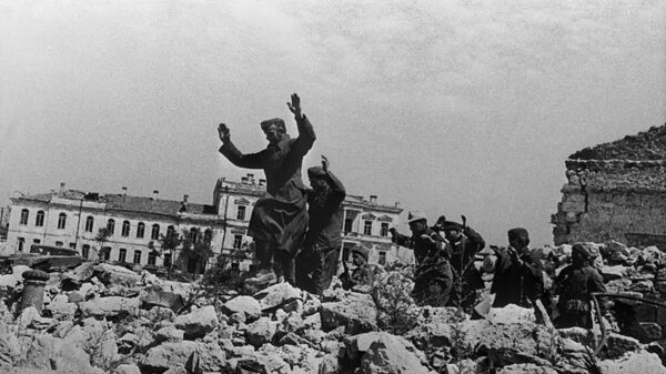 Пленные немцы на развалинах Севастополя около Графской пристани Пленные немцы на развалинах Севастополя около Графской пристани