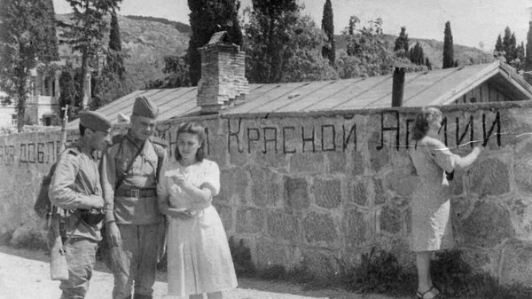Девушка освобожденного Кореиза пишет на стене Слава доблестным бойцам Красной Армии Девушка освобожденного Кореиза пишет на стене Слава доблестным бойцам Красной Армии