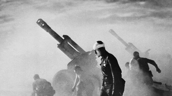 Батарея 152-мм гаубиц Д-1 ведет огонь по немецким войскам Батарея 152-мм гаубиц Д-1 ведет огонь по немецким войскам