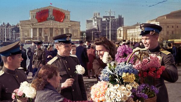 Советские летчики на площади Революции в Москве Советские летчики на площади Революции в Москве