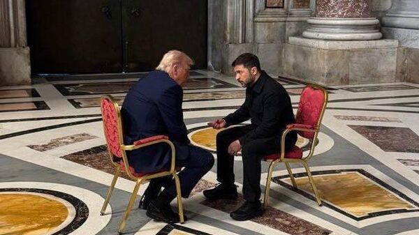 Владимир Зеленский и президент США Дональд Трамп во время похорон папы римского в Ватикане Владимир Зеленский и президент США Дональд Трамп во время похорон папы римского в Ватикане