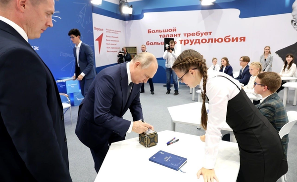16-летняя ростовская школьница Маша Андреева 16-летняя ростовская школьница Маша Андреева