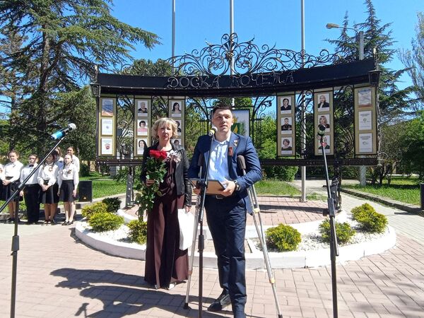 Герой России Владимир Манохин на открытии обновленной Доски почета в Симферопольском районе Крыма