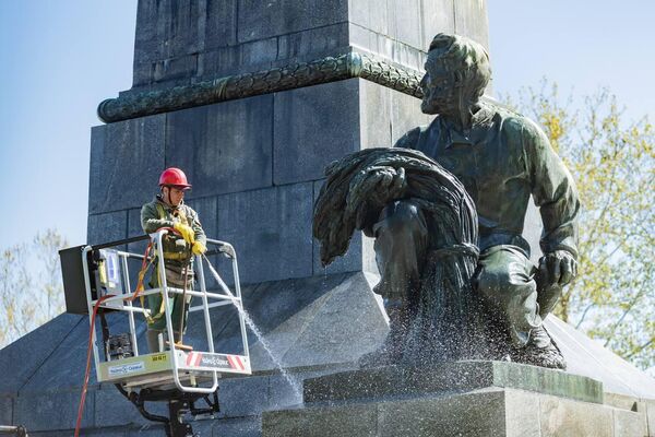 В Севастополе к 9 мая приводят в порядок памятники В Севастополе к 9 мая приводят в порядок памятники