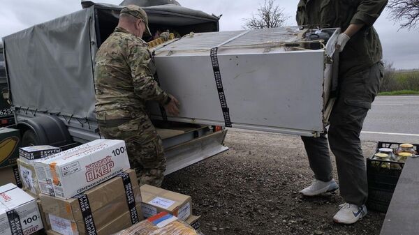 Волонтеры собирают посылки для бойцов СВО