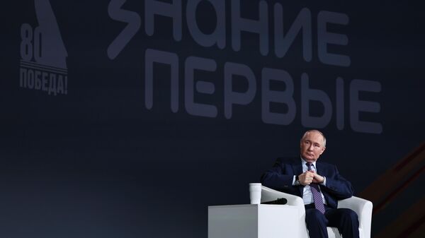 Президент Владимир Путин встретился с участниками марафона Знание.Первые
