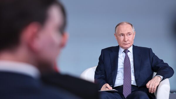 Президент Владимир Путин встретился с участниками марафона Знание.Первые