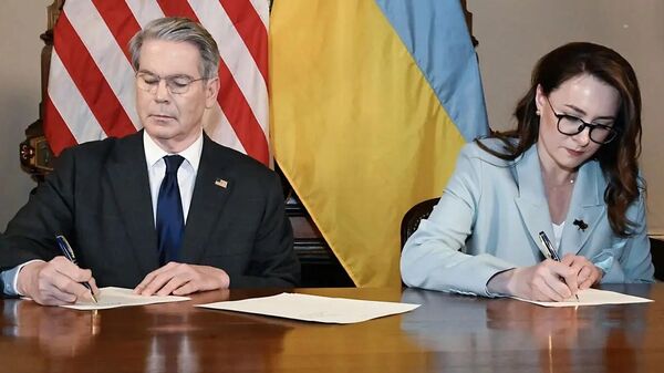Министр финансов США Скотт Бессент и министр экономики Украины Юлия Свириденко подписывают соглашение о поставках полезных ископаемых. 