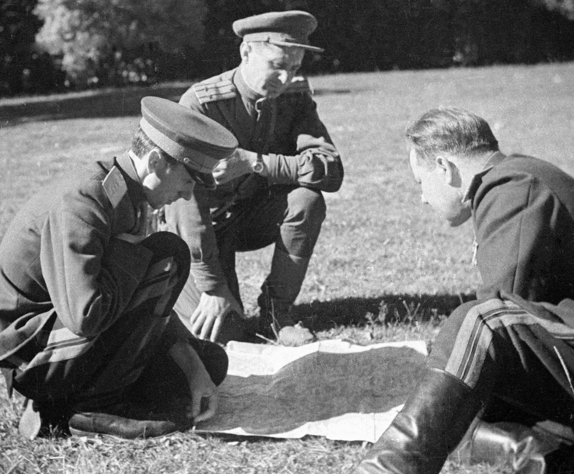 Участники Пражской наступательной операции (слева направо): командующий 38-й армией генерал-полковник Кирилл Москаленко, подполковник Балабай и генерал-майор Иван Гусев. Участники Пражской наступательной операции (слева направо): командующий 38-й армией генерал-полковник Кирилл Москаленко, подполковник Балабай и генерал-майор Иван Гусев. - РИА Новости, 1920, 06.05.2025